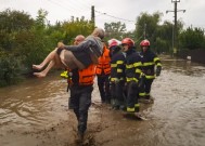 罗马尼亚东部发现4人死亡，暴雨导致数百人被困