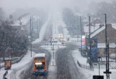 圣诞节前，巨大的北极炸弹向英国飞来，英国的雪图变成了紫色